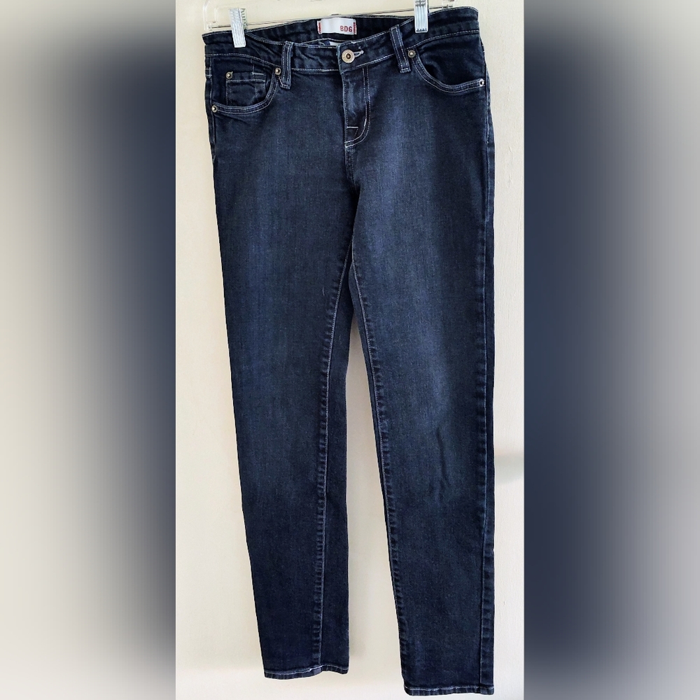 BDG men's size 30 x 32 dark wash skinny denim blue jeans. Stretch Straight leg.